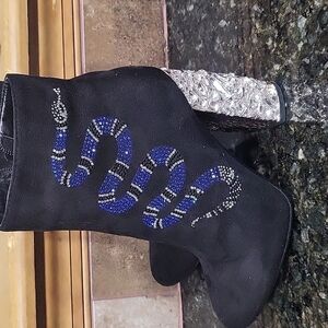Nwot Diamond studded/ snake design heels/booties Size 6  0.4 diamonds